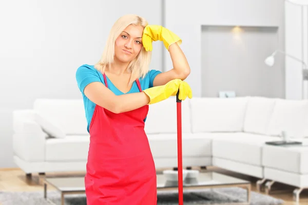 Trött kvinnliga cleaner — Stockfoto