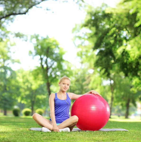 Kobieta na trawie z pilates ball — Zdjęcie stockowe