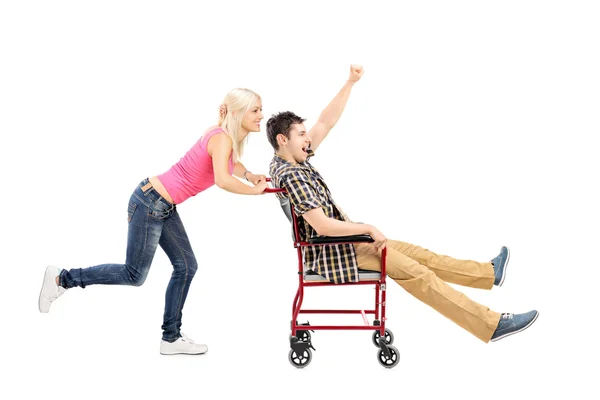 Жінка штовхає чоловіка в інвалідному кріслі — стокове фото
