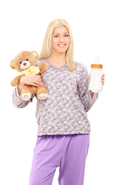 Vrouw in pyjama's houden teddy bear — Stockfoto