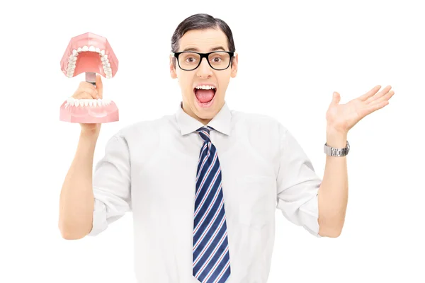 Hombre sosteniendo muestra de dientes —  Fotos de Stock