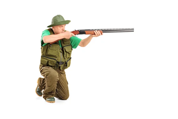 Mužský lovec Střelba s puškou — Stock fotografie