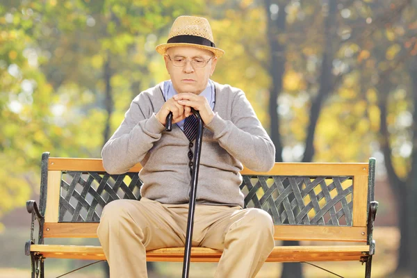 Mann sitzt auf Bank — Stockfoto