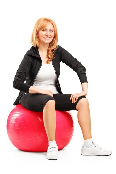 Reife Frau sitzt auf Pilates-Ball — Stockfoto
