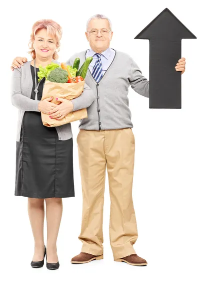 Couple holding  bag and arrow — Stock Photo, Image