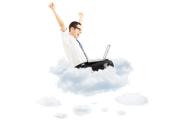 Uomo d'affari che vola su nuvole con laptop — Foto Stock