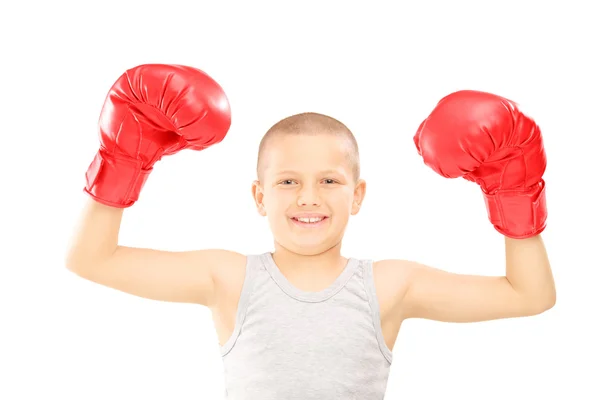 Criança com luvas de boxe vermelho — Fotografia de Stock