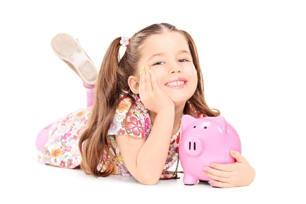 Menina no chão com piggybank — Fotografia de Stock