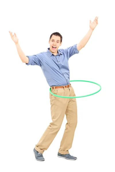 Junger Mann übt mit Hula-Hoop-Reifen — Stockfoto