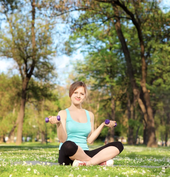 Exercício feminino com halteres no parque — Fotografia de Stock