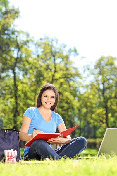 Étudiante se relaxant en plein air — Photo