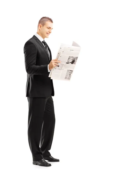 Biznesmen czytanie gazety — Zdjęcie stockowe