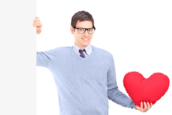 Hombre sosteniendo corazón rojo — Foto de Stock