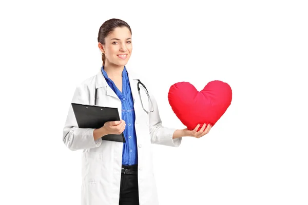 Vrouwelijke arts bedrijf rood hart — Stockfoto