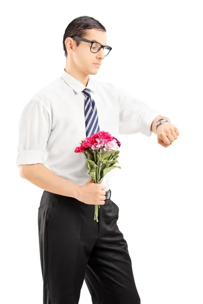 Mann mit Blumenstrauß kontrolliert Zeit — Stockfoto