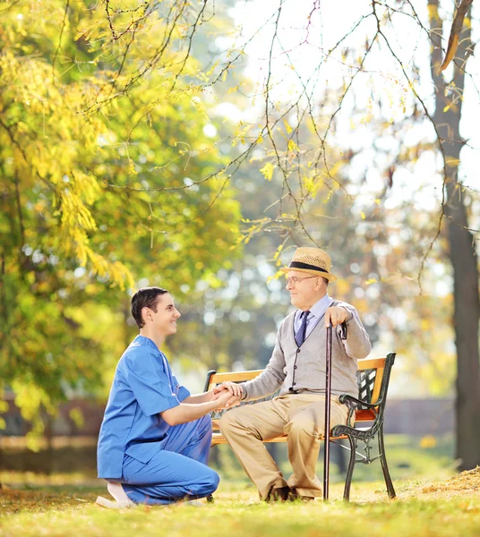 Sjukvårdspersonal att hjälpa äldre man — Stockfoto