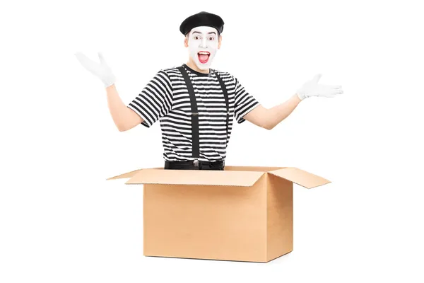 Mimo artista sentado en caja de cartón — Foto de Stock