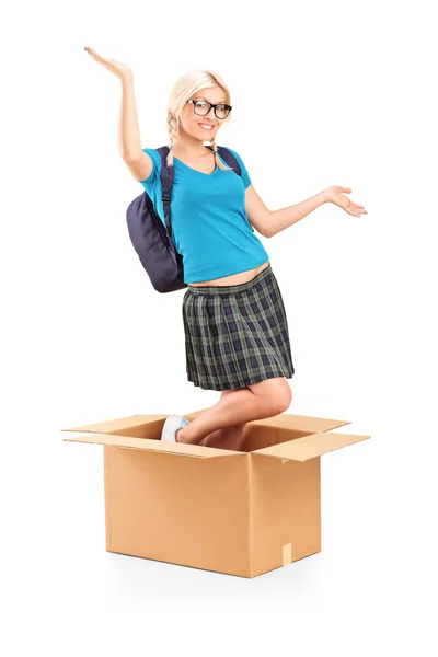 Mujer estudiante en caja — Foto de Stock