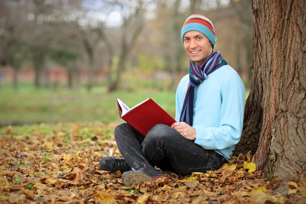 Mann liest Buch im Park — Stockfoto