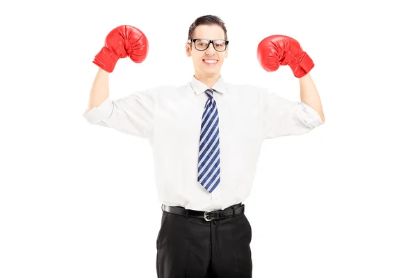 Homme avec cravate et gants de boxe — Photo