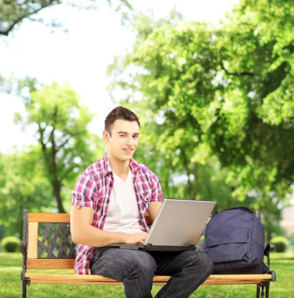 Étudiant masculin travaillant sur ordinateur — Photo