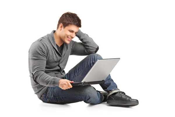 Masculino trabalhando no laptop — Fotografia de Stock