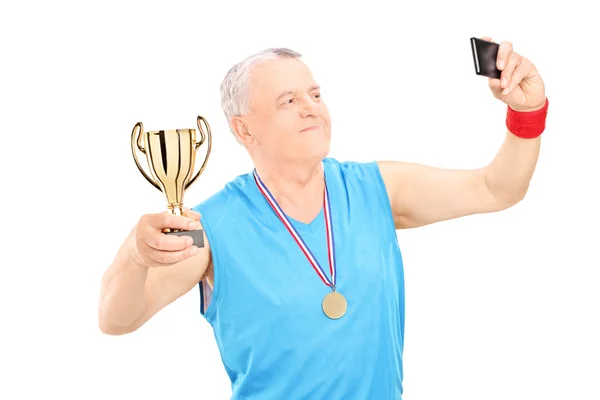 Athlète senior prenant selfie — Photo