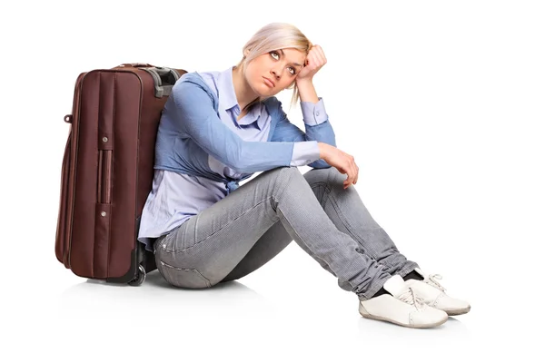Üzgün turist kızın yanında bavul — Stok fotoğraf