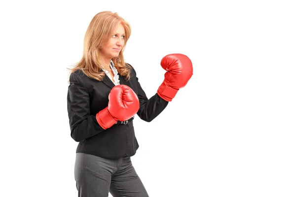 Femme d'affaires mature avec gants de boxe — Photo