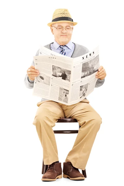Senior gentleman reading newspaper — Stock Photo, Image