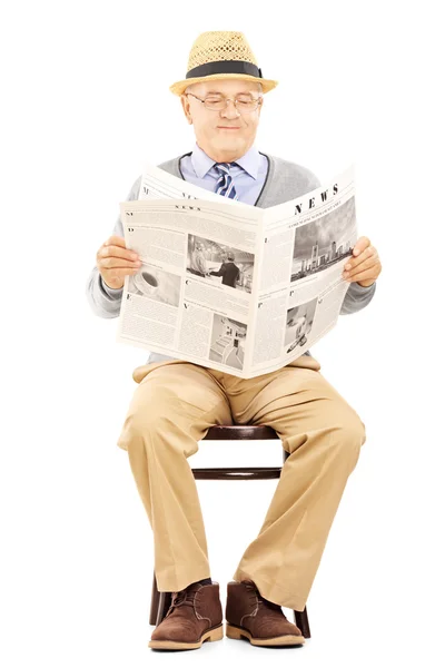 Senior gentleman lettura giornale — Foto Stock