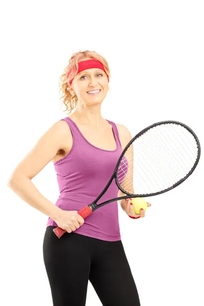 Raket ve top tutuyor tenisçi — Stok fotoğraf