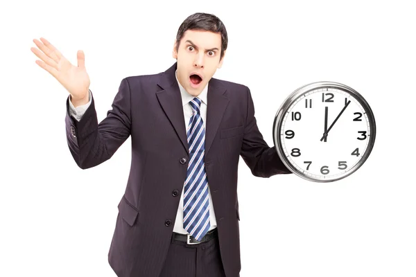 Hombre enojado sosteniendo reloj — Foto de Stock