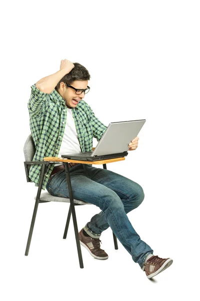Estudante trabalhando no laptop — Fotografia de Stock