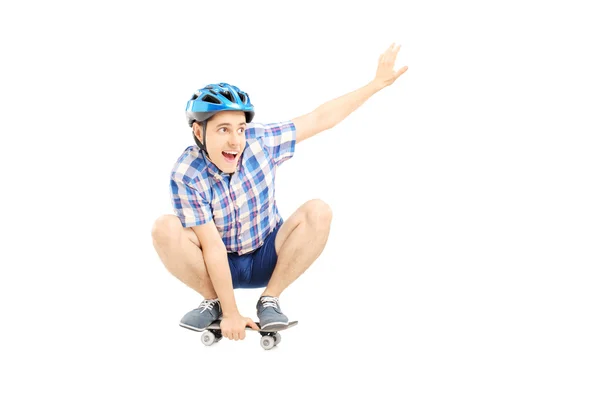 Guy schaatsen op skate board — Stockfoto