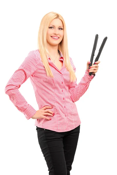 Blondýnka drží žehlička na vlasy — Stock fotografie