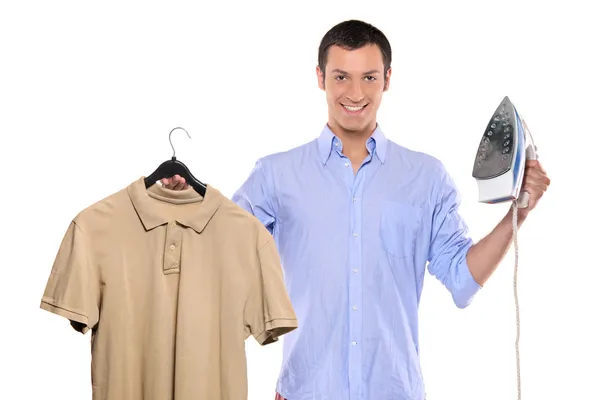 Hombre sosteniendo hierro y camiseta — Foto de Stock