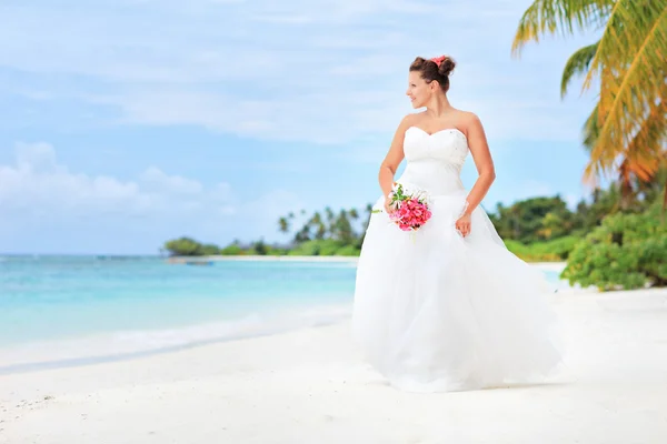 Seorang pengantin berpose di pantai di pulau Maladewa — Stok Foto