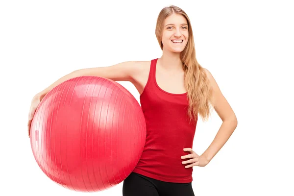 Atleta femenina sosteniendo pelota de pilates — Foto de Stock
