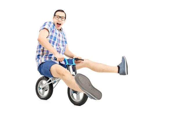 Homem engraçado andar de bicicleta — Fotografia de Stock