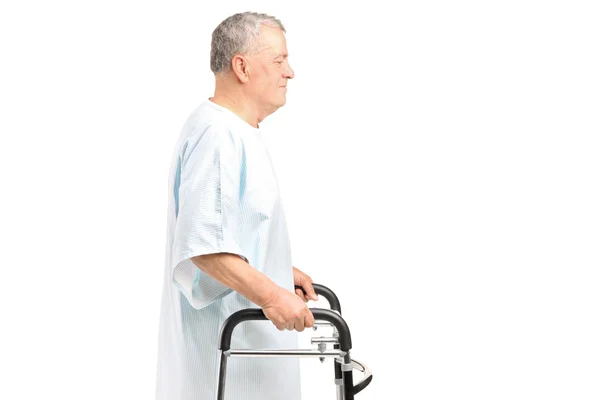 Старший пациент с помощью ходунков — стоковое фото