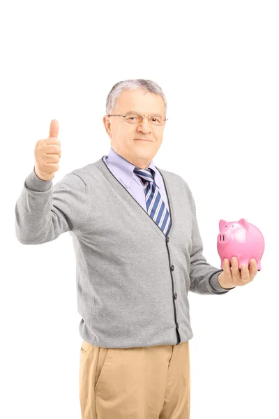 Volwassen man houden piggy bank — Stockfoto