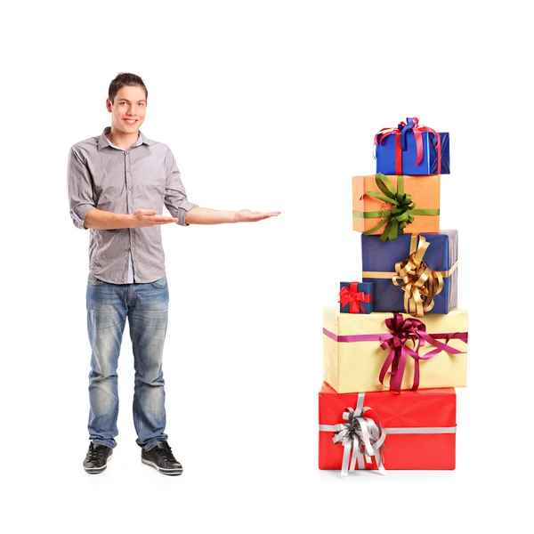 Gebaren en stapel geschenken — Stockfoto