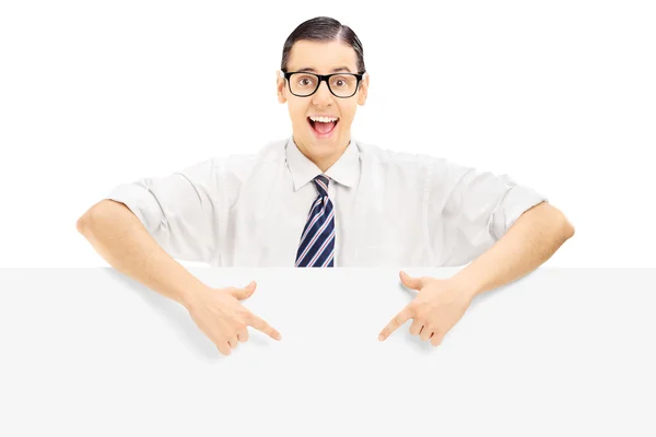Homme avec des lunettes pointant sur un panneau vierge — Photo