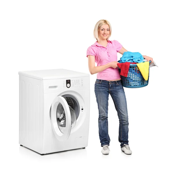 Mulher e máquina de lavar roupa — Fotografia de Stock