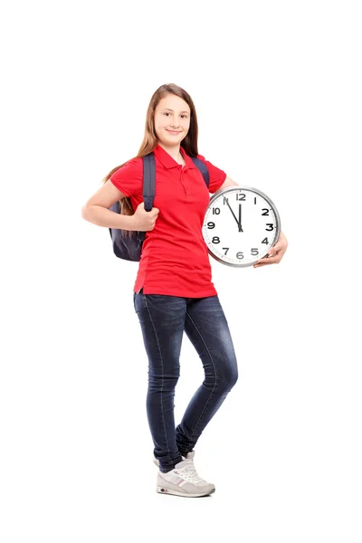 Estudante feminino segurando relógio de parede — Fotografia de Stock