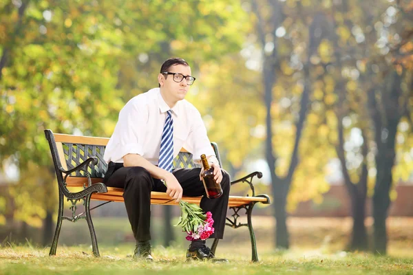 Lonely man drinking alcohol in park — Stock Photo, Image