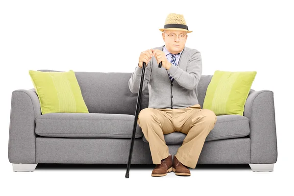 Man zit op een sofa — Stockfoto