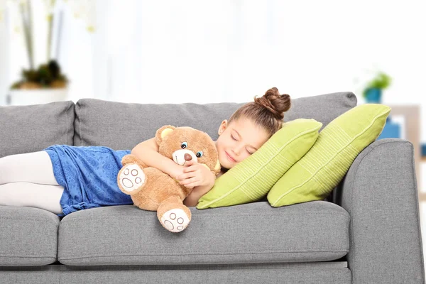 Chica durmiendo en sofá — Foto de Stock