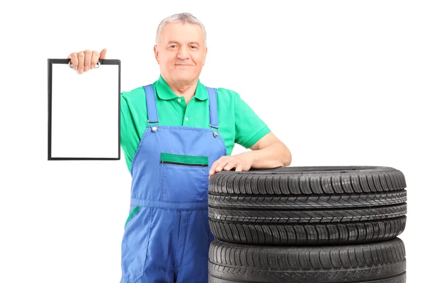 Trabalhador em pneus de carro — Fotografia de Stock